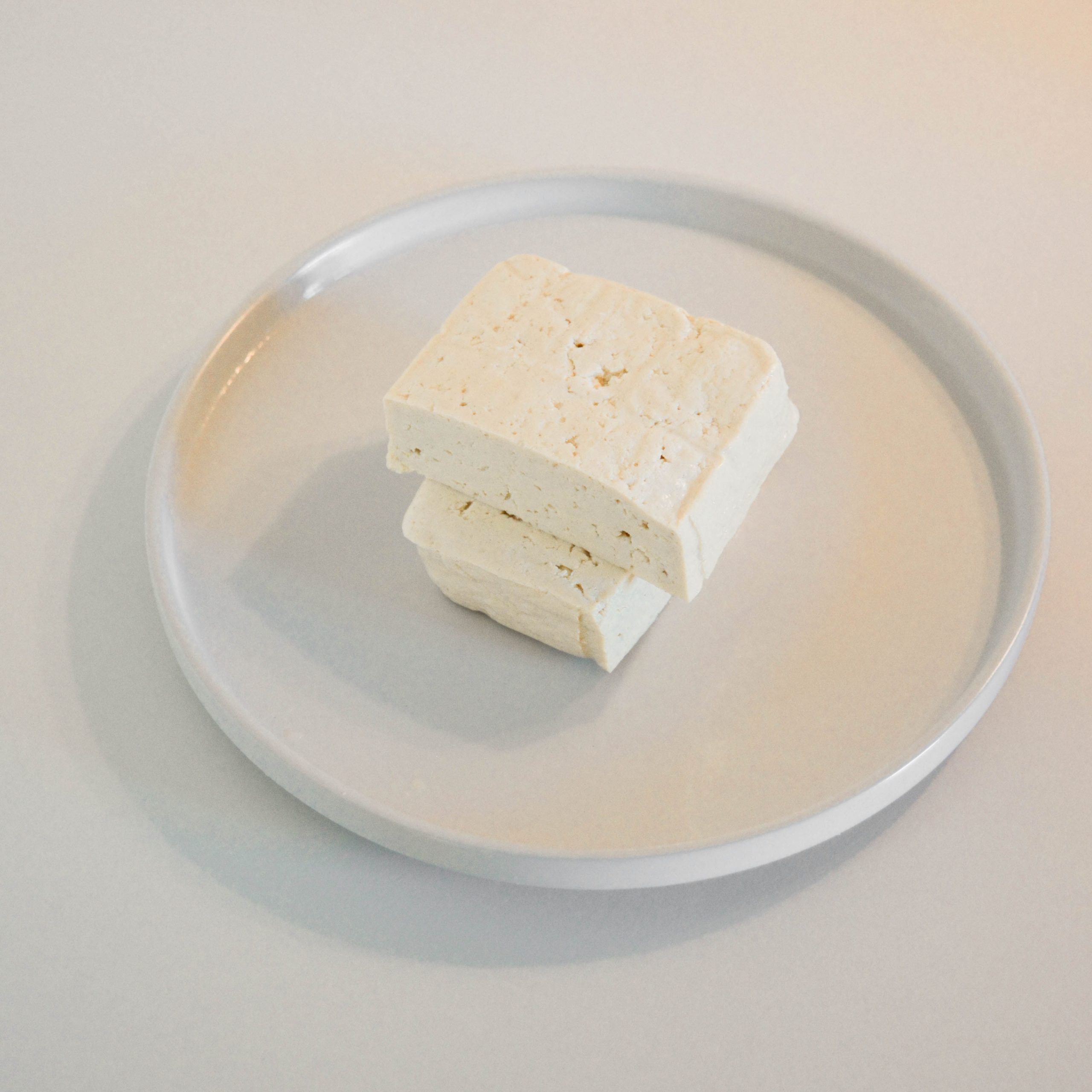 Tofu på en tallrik